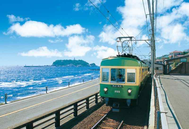 エポック社 300ピース ジグソーパズル 日本風景 (海岸沿いを走る江ノ電)